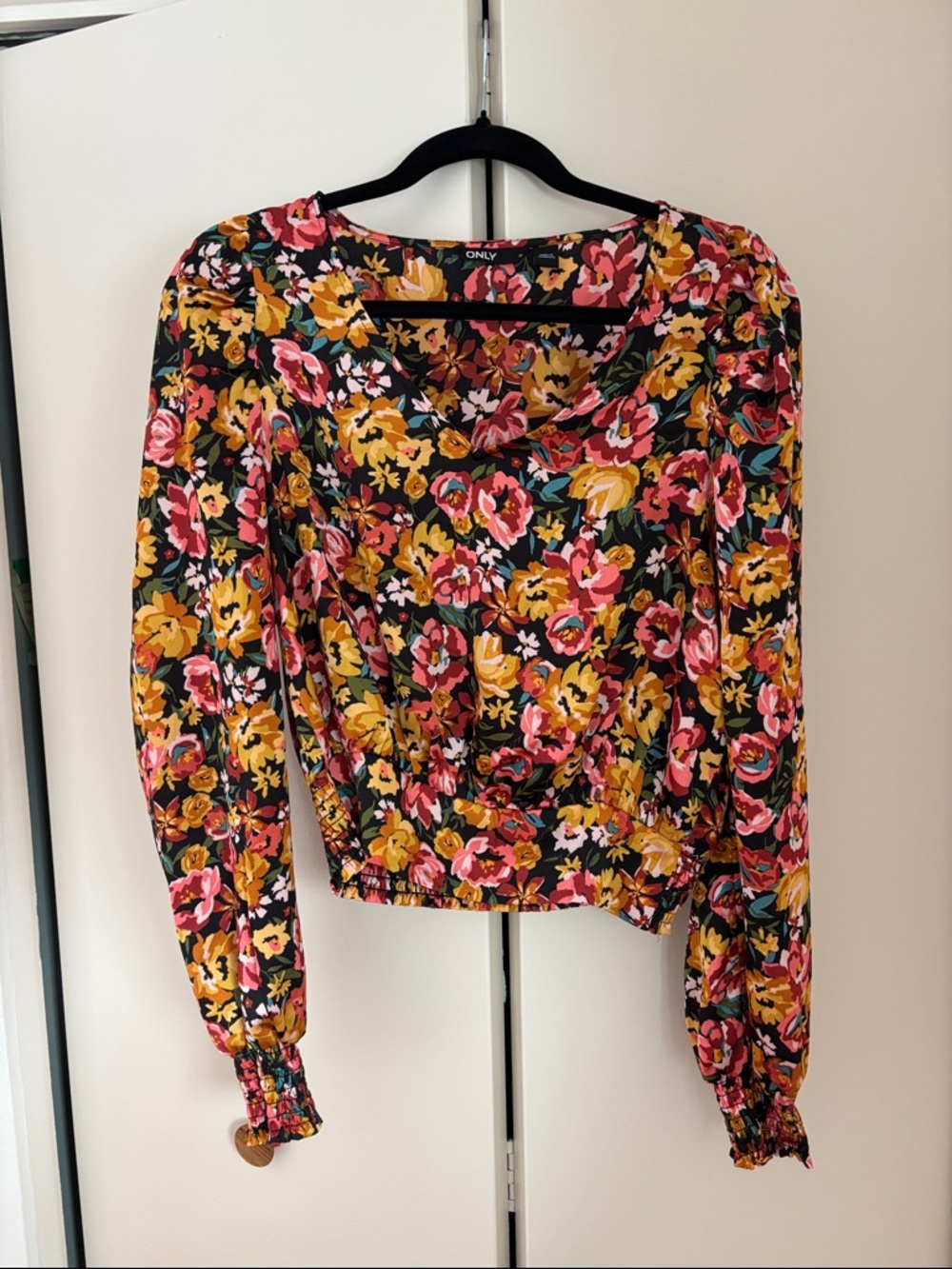 ONLY Floral Long-Sleeve Cropped blouse in colourful floral print